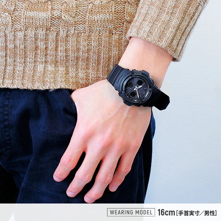 ニットにブラックのG-SHOCKを合わせた着用イメージ